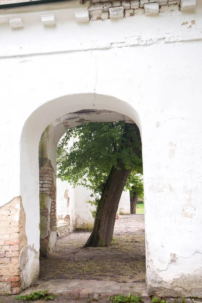 View through the arch ruins in Alexandria park, Ukraine — Stock Photo, Image