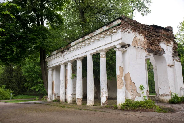 Ruinas con columnas en el parque de Alejandría, Ucrania —  Fotos de Stock