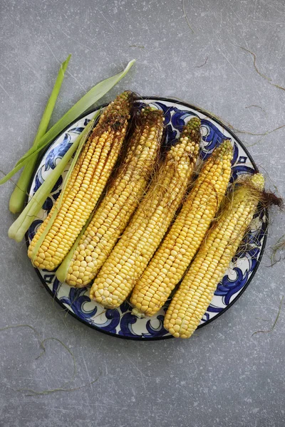 Nezpracovaná kukuřice na velký talíř — Stock fotografie