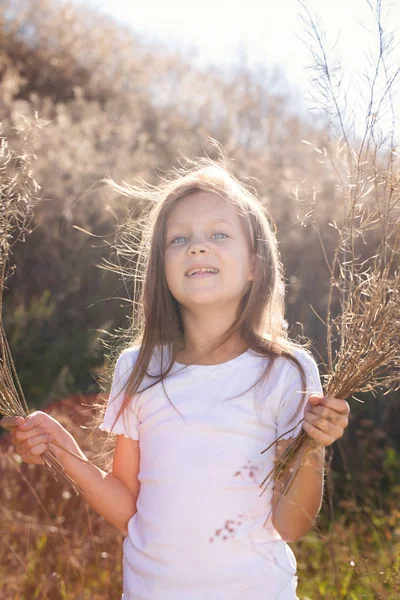 Chica feliz con un ramo — Foto de Stock