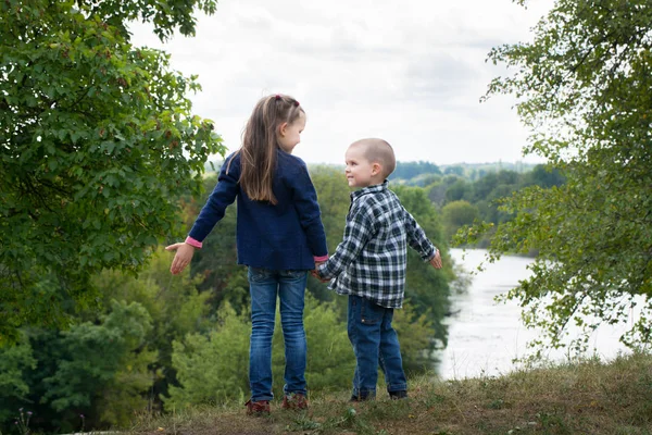 Bambini felici fratello e sorella — Foto Stock