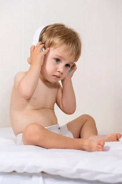 Little boy listens to music — Stock Photo, Image