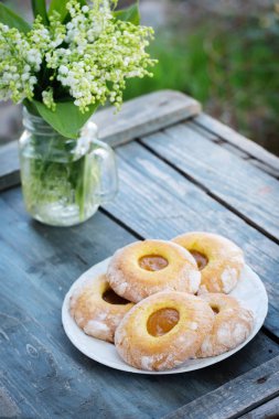 Zambak bir buket ile lezzetli kek