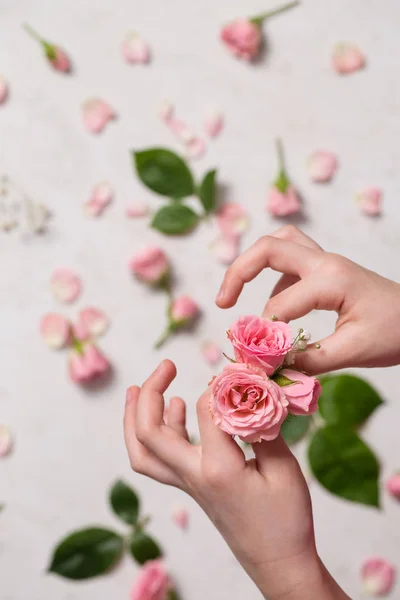 Hände machen einen Strauß Rosen — Stockfoto