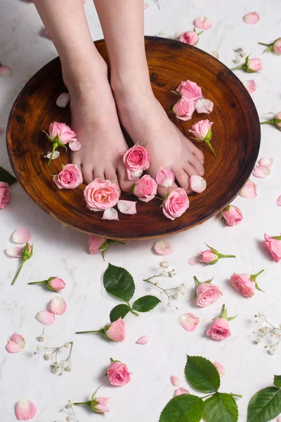 Маленькие красивые ножки принимают ванну — стоковое фото