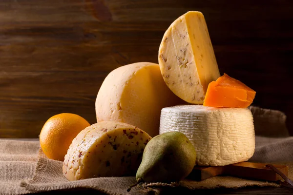 チーズの盛り合わせとフルーツ — ストック写真