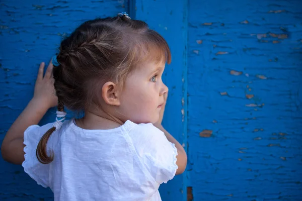 Kleines Mädchen spielt Verstecken — Stockfoto
