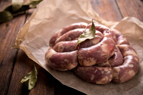 Salsiccia di maiale fatta in casa cruda — Foto Stock