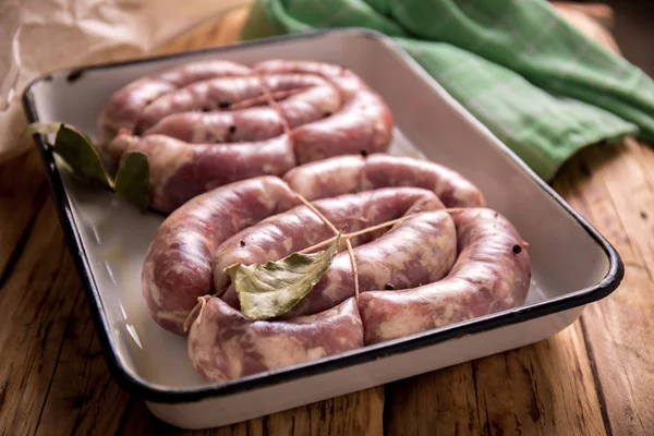 베이킹 트레이에 만든 돼지고기 소시지 — 스톡 사진