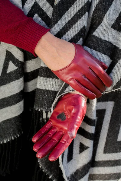Eleganta vinröda handskar med ett hjärta — Stockfoto