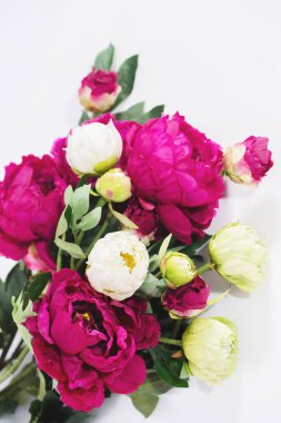 Yapay pembe peonies bir buket
