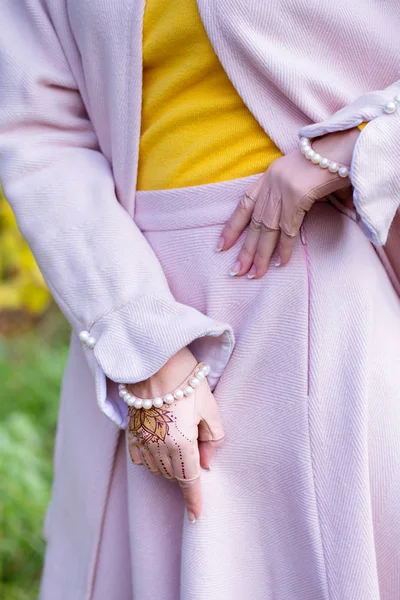 Перчатки женские с жемчугом и росписью — стоковое фото