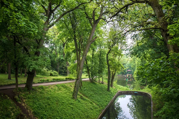 Jezioro w parku wiosny. Aleksandrii Park — Zdjęcie stockowe