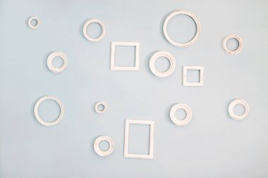 mavi duvarda boş resim çerçeveleri