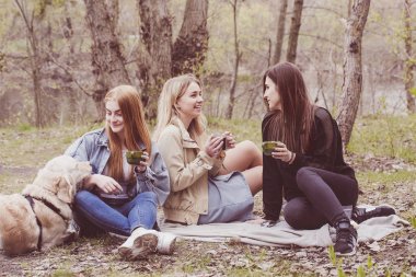 kakao bir fincan üzerinde sohbet eden bir kız