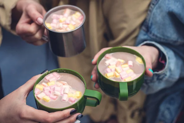 Varm kakao med rosa Marshmallow, närbild — Stockfoto