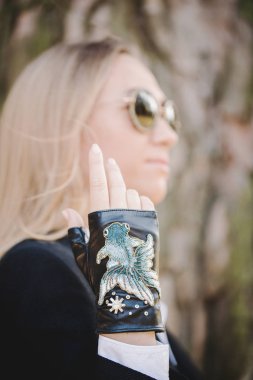 Elindeki kısa eldiven