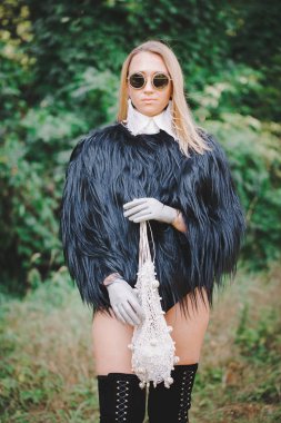Kürk manto ve ip torbasıyla.