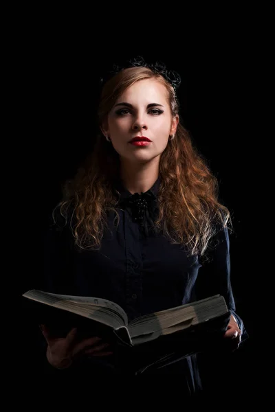 Bella strega con un grande libro di incantesimi — Foto Stock
