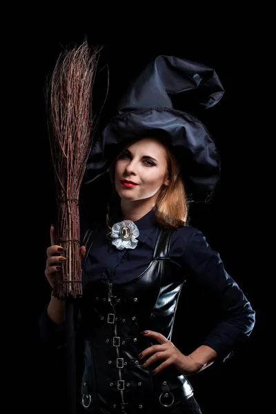 Süpürgeli siyah şapkalı cadı. — Stok fotoğraf
