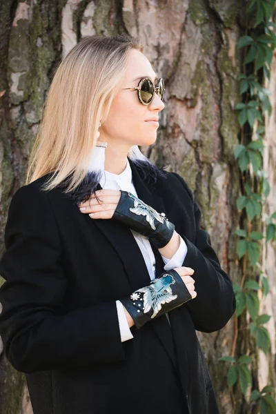 Mujer en chaqueta negra con guantes —  Fotos de Stock