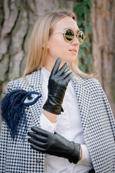 Flicka i klassiska handskar — Stockfoto