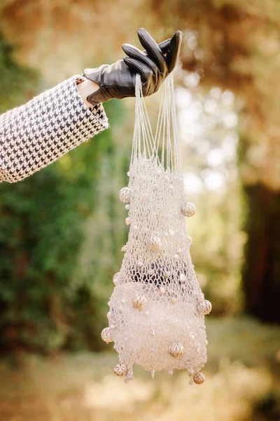 用巴洛克珍珠装饰的华丽针织网袋 — 图库照片