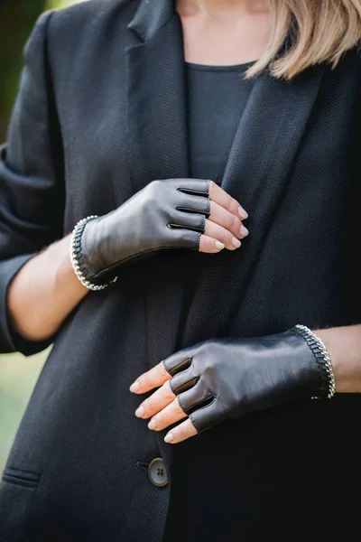 Женщина в черной куртке и перчатках с цепью, крупным планом — стоковое фото