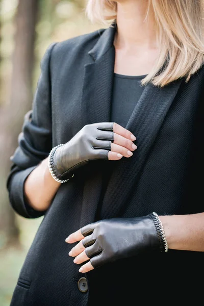 Женщина в куртке и перчатках с цепью, крупным планом — стоковое фото