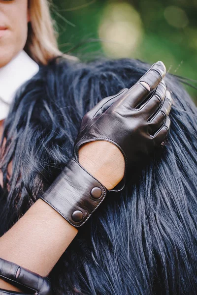 Stijlvolle handschoenen met klinknagels, close-up — Stockfoto