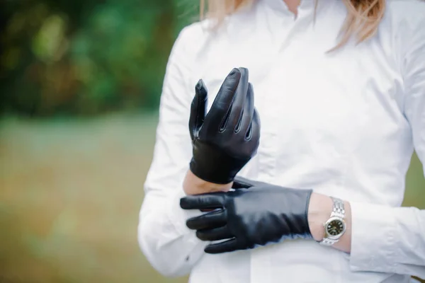 Девушка в черных классических перчатках и белой рубашке — стоковое фото