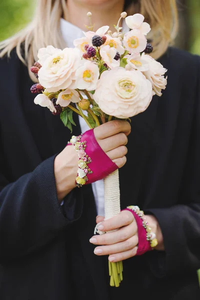 Руки в розовых перчатках с букетом — стоковое фото