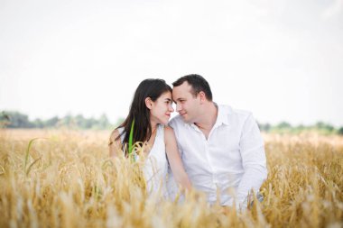 Genç çift yaz tarlasında dinleniyor.