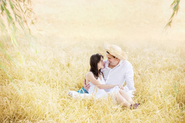 Pareja Joven Descansan Campo Veraniego —  Fotos de Stock