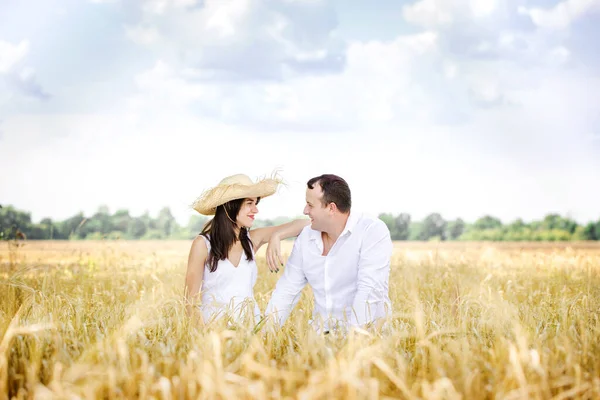 Pareja Joven Descansan Campo Veraniego — Foto de Stock