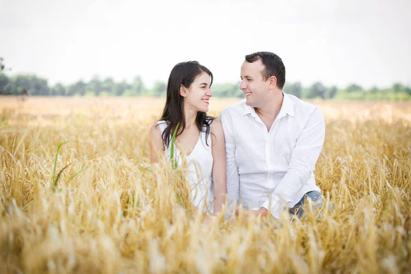 Jeune Couple Reposer Dans Champ Été — Photo