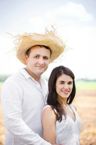 Jonge Echtpaar Houden Rust Zomer Veld — Stockfoto