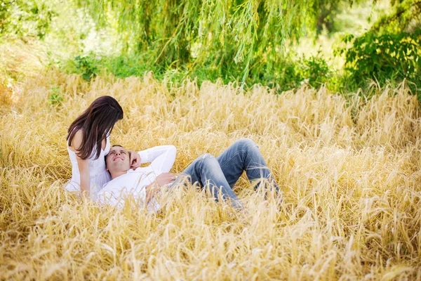 Jonge Echtpaar Houden Rust Zomer Veld — Stockfoto