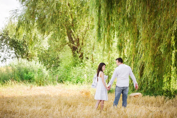 Pareja Joven Descansan Campo Veraniego — Foto de Stock