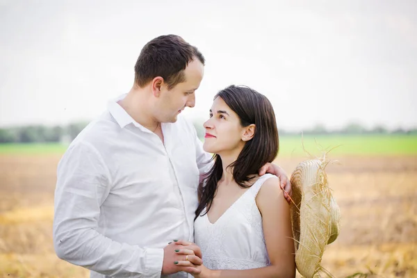 Pareja Joven Descansan Campo Veraniego —  Fotos de Stock