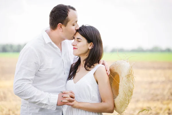 Jeune Couple Reposer Dans Champ Été — Photo