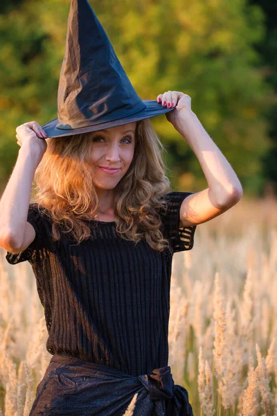 Gün Batımında Şapkalı Genç Cadı — Stok fotoğraf