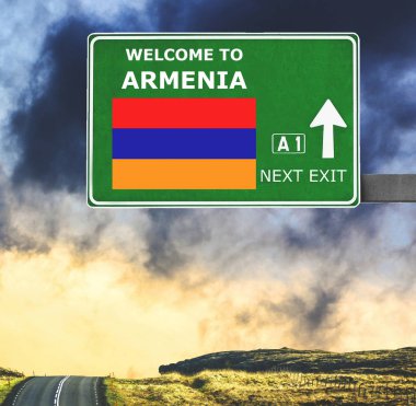 Ermenistan yol işaret karşı mavi gökyüzü temizleyin