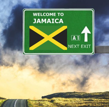 Jamaika yol işaret karşı mavi gökyüzü temizleyin