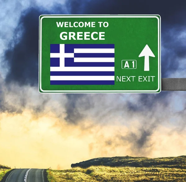 Greece Дорожный Знак Против Ясного Голубого Неба — стоковое фото