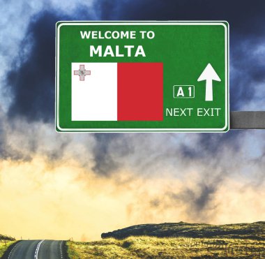 Malta yol işaret karşı mavi gökyüzü temizleyin