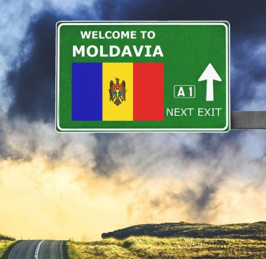 Moldavya yol işaret karşı mavi gökyüzü temizleyin