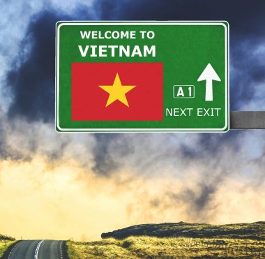 Vietnam yol işaret karşı mavi gökyüzü temizleyin