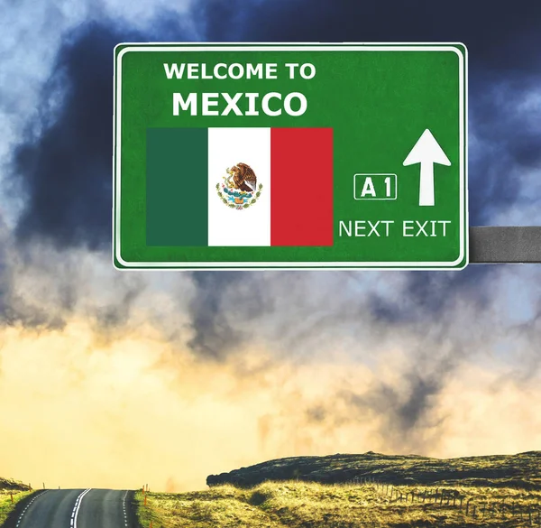 Mexikos Verkehrsschild Gegen Strahlend Blauen Himmel — Stockfoto