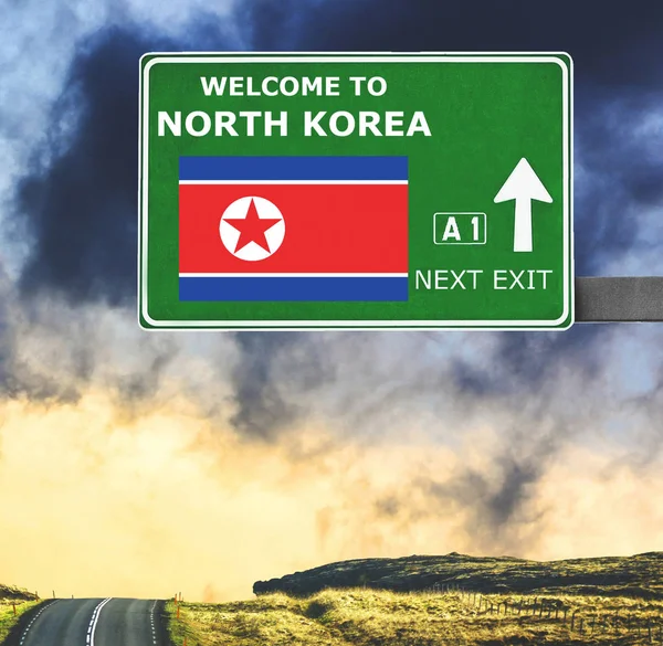 Дорожный Знак Северная Корея Фоне Ясного Голубого Неба — стоковое фото